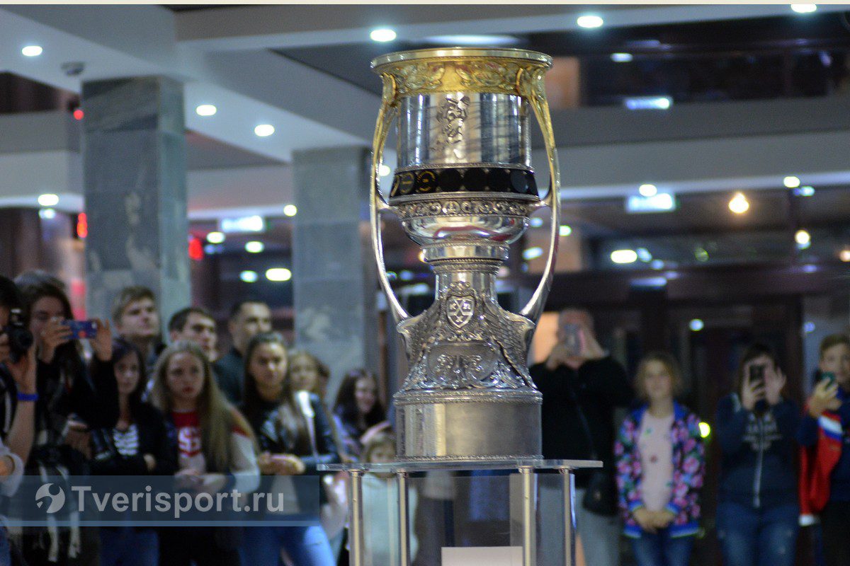 Ночное рандеву: Кубок Гагарина по пути из Москвы в Санкт-Петербург на полчаса завезли в Тверь