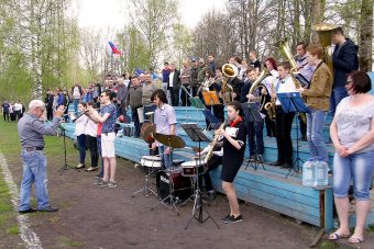 Болельщик между песком и овсом