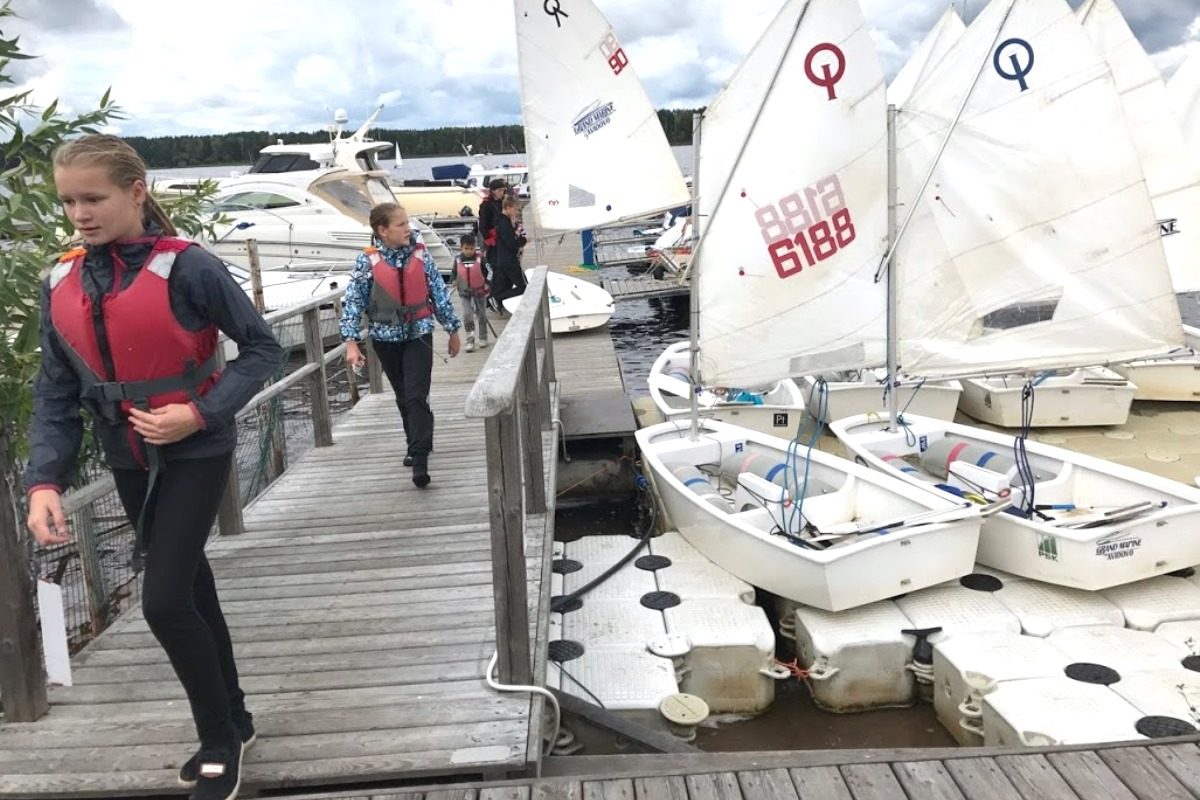 Капитанши Московского моря: девушки стали лидерами регаты «Паруса Надежды»