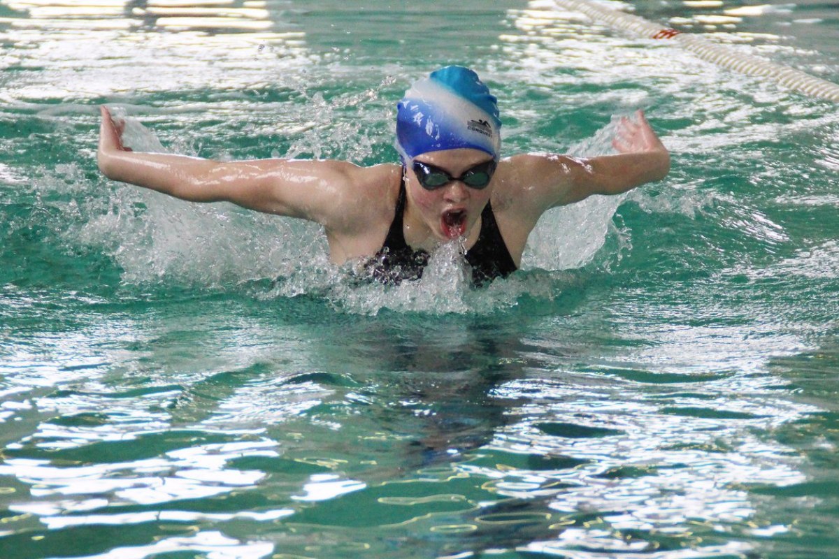 Swimming anna. Алина Егорова плавание. Савкина Виктория плавание. Аня Егорова пловчиха. Егорова Аня плавание.