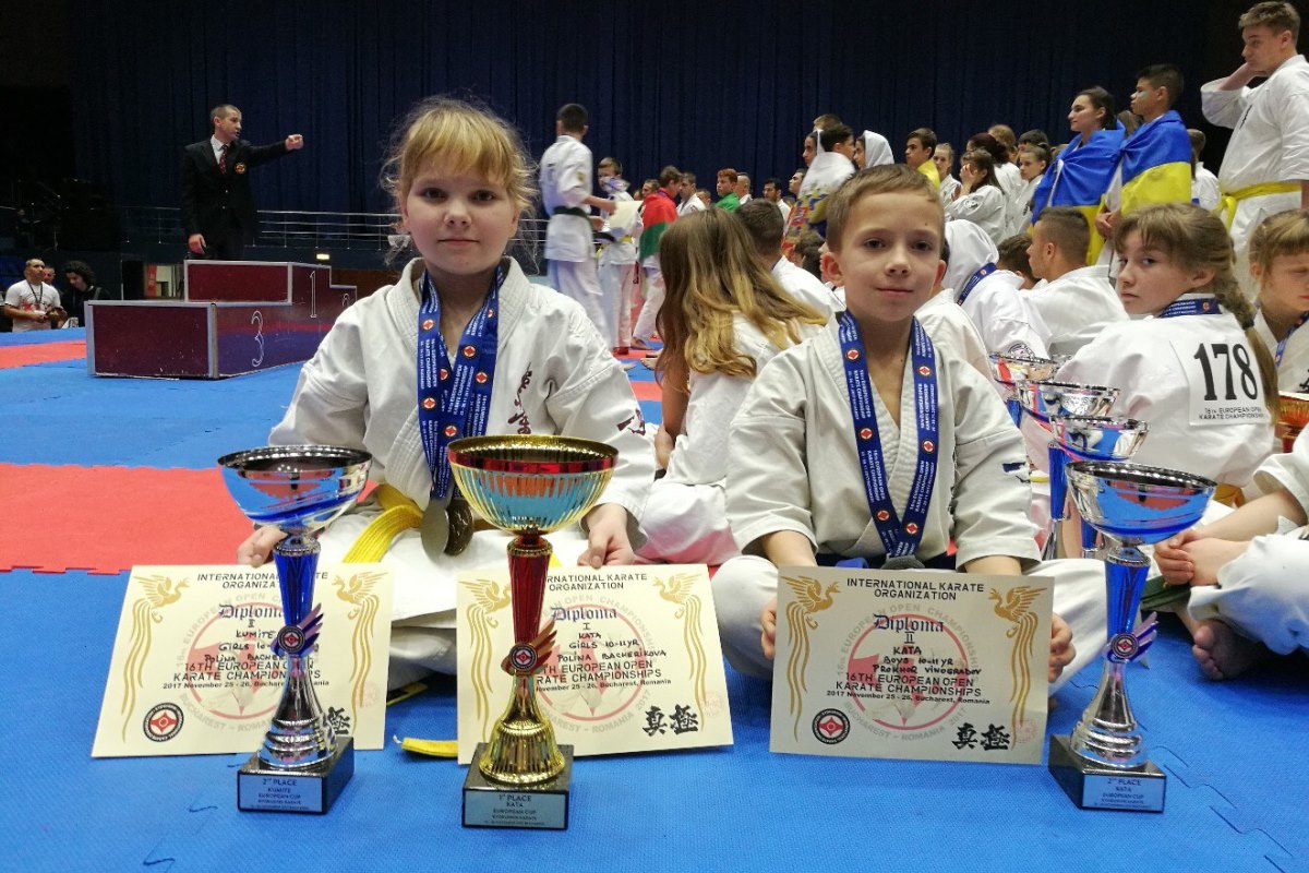 Три медали на двоих: тверские каратисты привезли награды из Бухареста