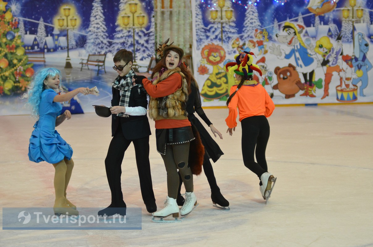 Волшебство на коньках: более 218 фото у новогодней ёлки тверских фигуристов