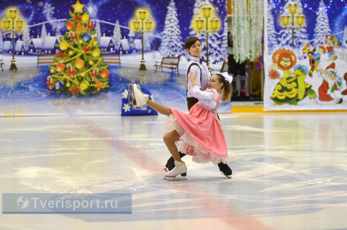 Волшебство на коньках: более 218 фото у новогодней ёлки тверских фигуристов