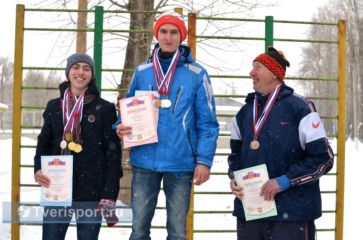 Тверские конькобежцы разыграли медали на футбольном поле