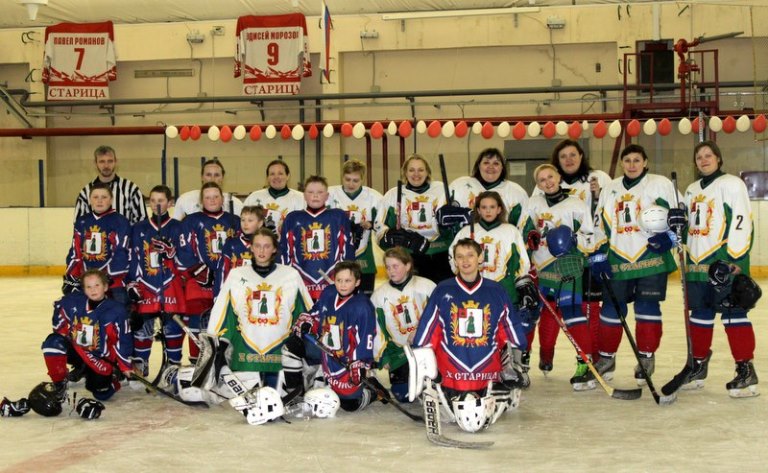 В Тверской области мамы сыграли с детьми в хоккей