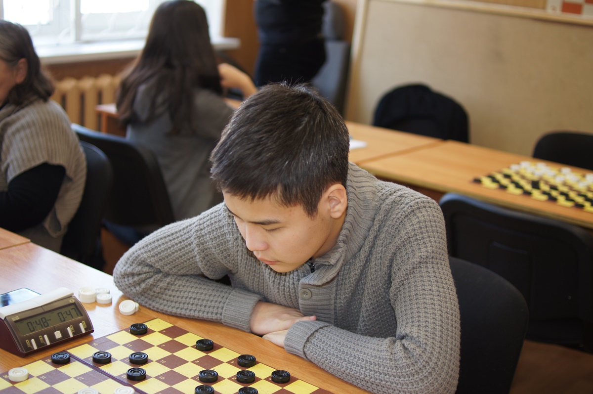 Гроссмейстеры и мастера взялись в Твери за шашки