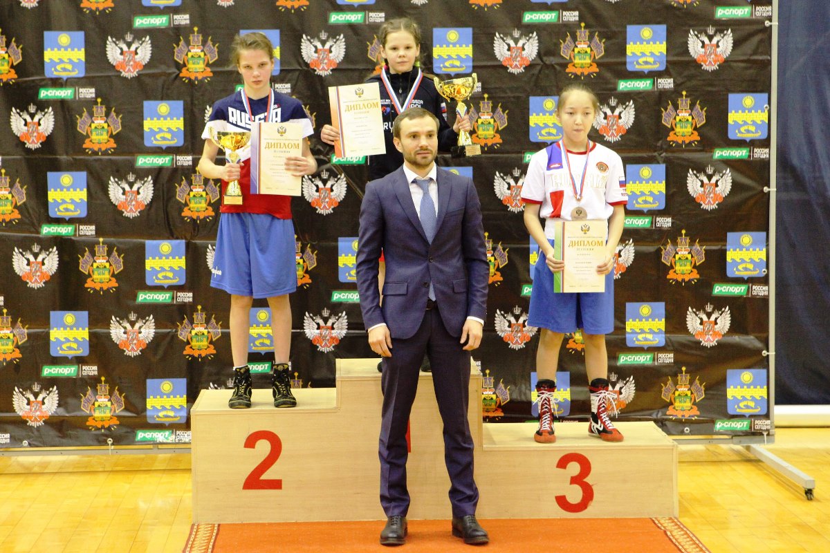 Юная боксерша из Тверской области заставила тренера искупаться в ледяном море