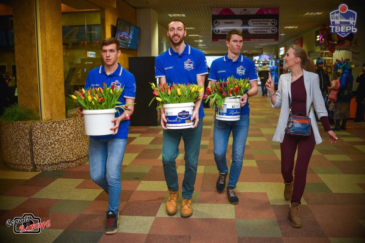 В Твери баскетболисты дарили девушкам цветы и весеннее настроение