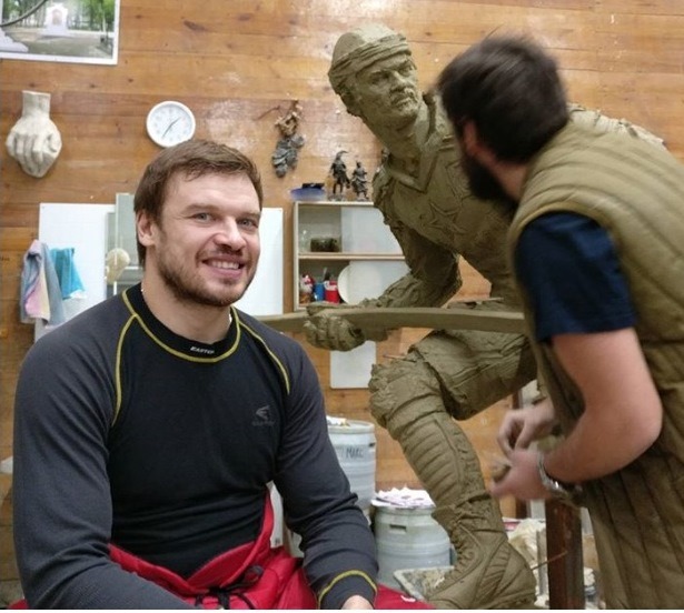 В Москве установили пятиметровую скульптуру тверского хоккеиста. И это не Илья Ковальчук