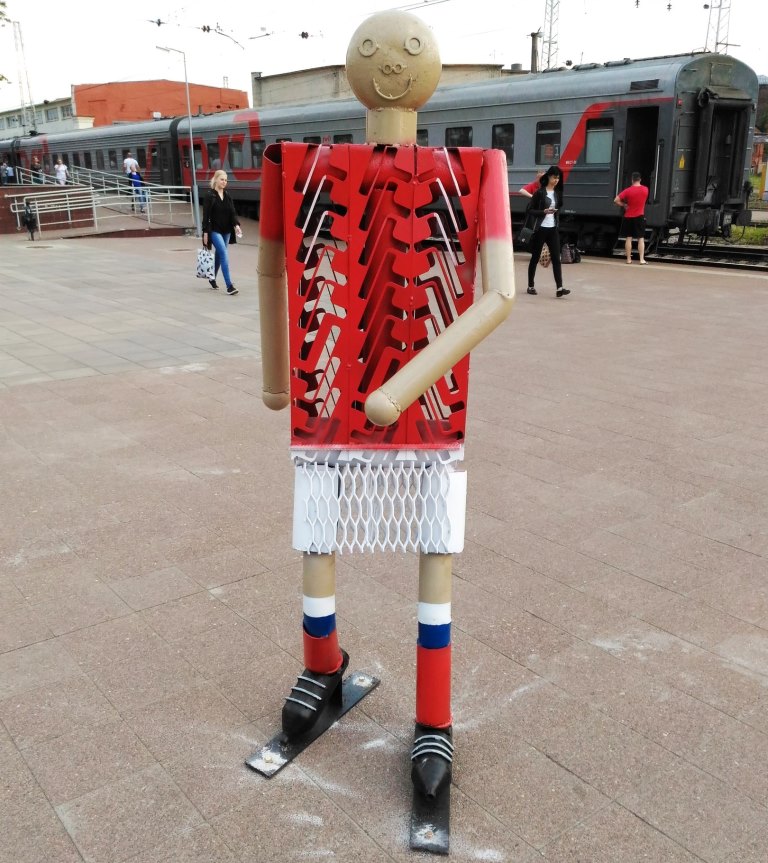 Железный футболист встречает пассажиров на железнодорожном вокзале Твери