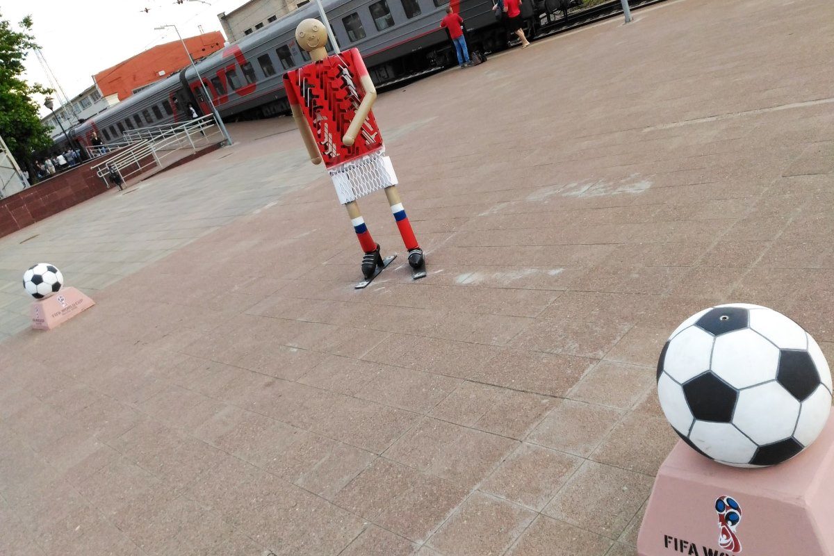 Железный футболист встречает пассажиров на железнодорожном вокзале Твери