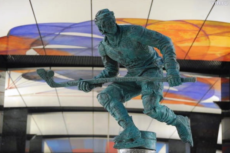 В Москве установили пятиметровую скульптуру тверского хоккеиста. И это не Илья Ковальчук