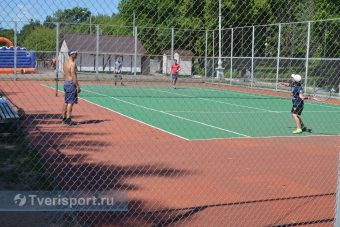 Без света и туалета: прогулка по городскому пляжу в Твери