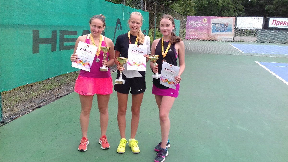 16-летняя школьница стала двукратной чемпионкой Твери по теннису