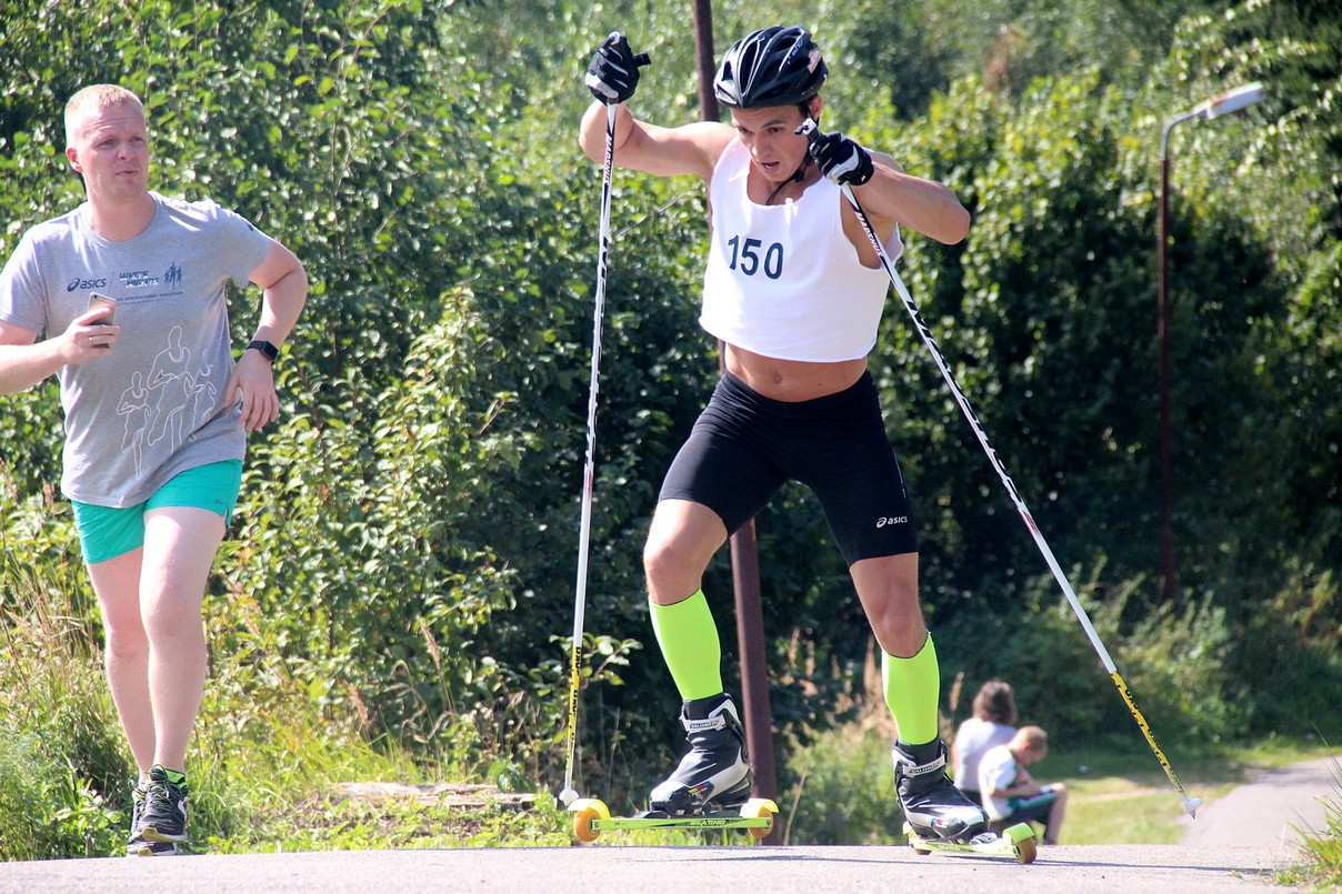 Алексей Соловьев и Ирина Микешина стали чемпионами Тверской области по лыжероллерам