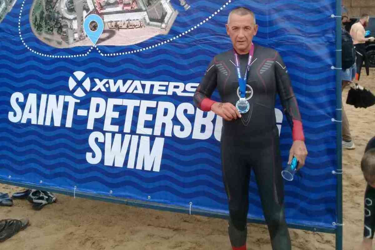 62-летний Владимир Петров проплыл вокруг Петропавловской крепости