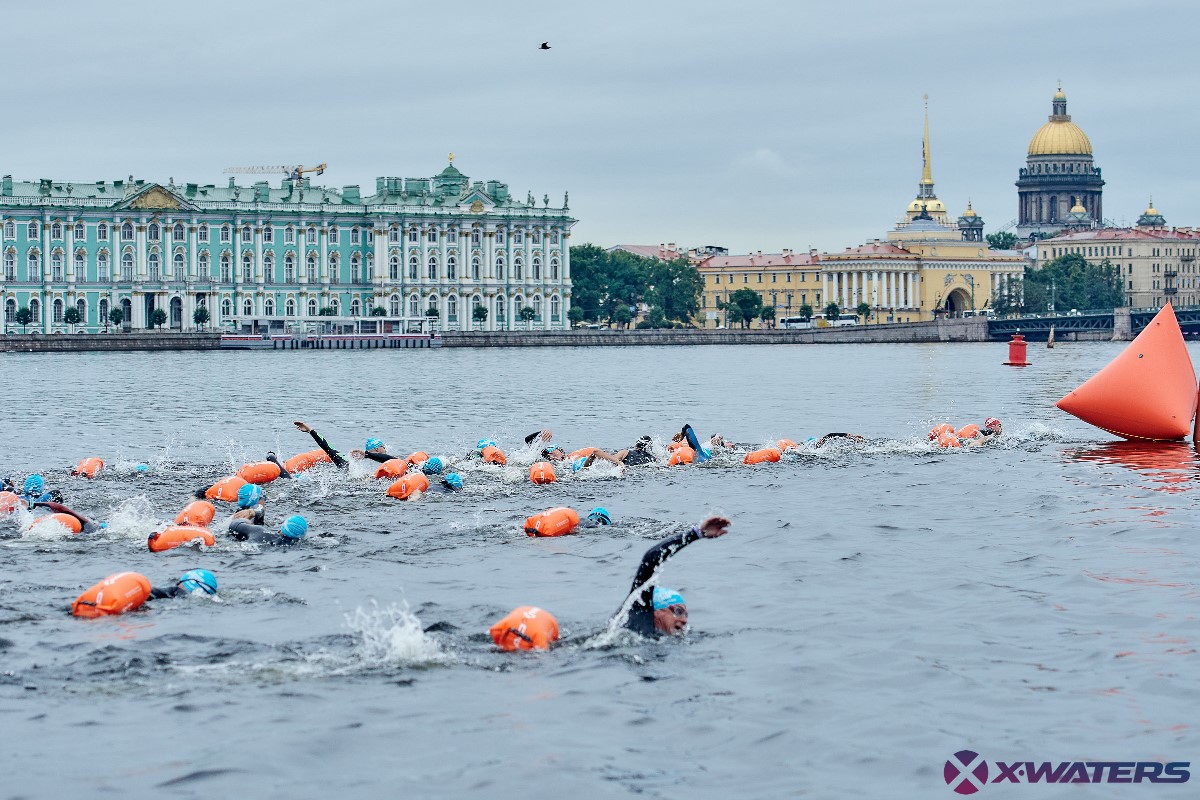 62-летний Владимир Петров проплыл вокруг Петропавловской крепости