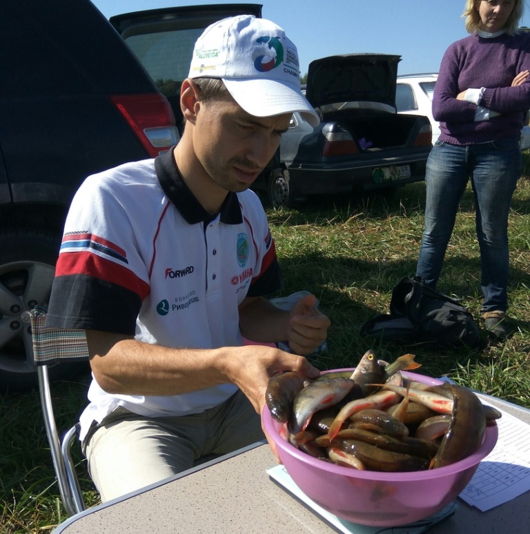 Илья Уманец поймал в Волге золотую рыбку