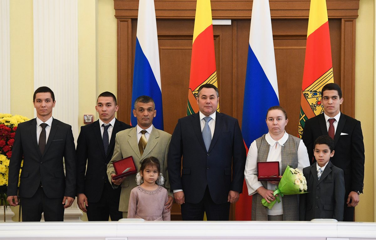 Игорь Руденя вручил семье знаменитых тверских борцов награду Президента России