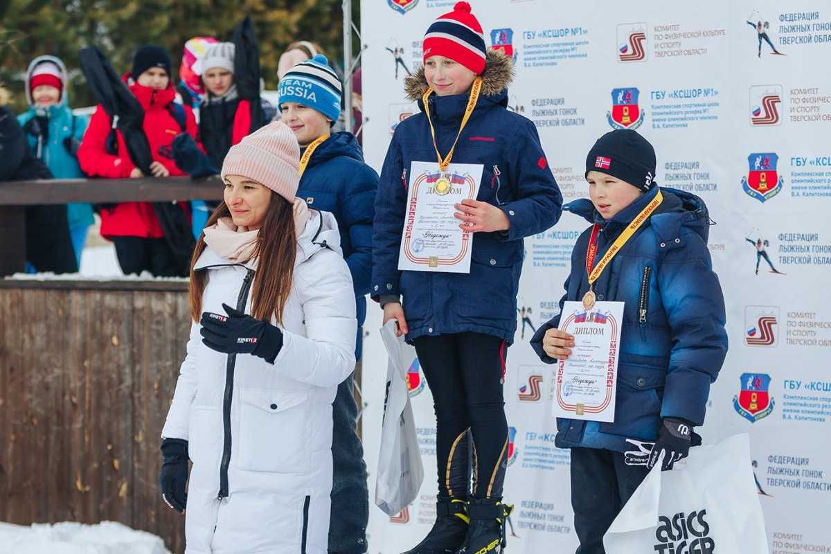 Призер ЧМ-2019 Наталья Непряева приготовила сюрприз для юных тверских лыжников