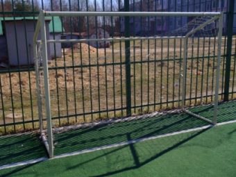 В Тверской области подростка придавило упавшими футбольными воротами