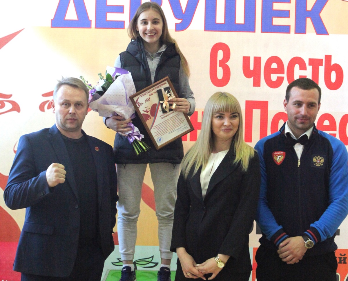 Девушки из Осташкова завоевали главный трофей турнира по боксу «Виктория»