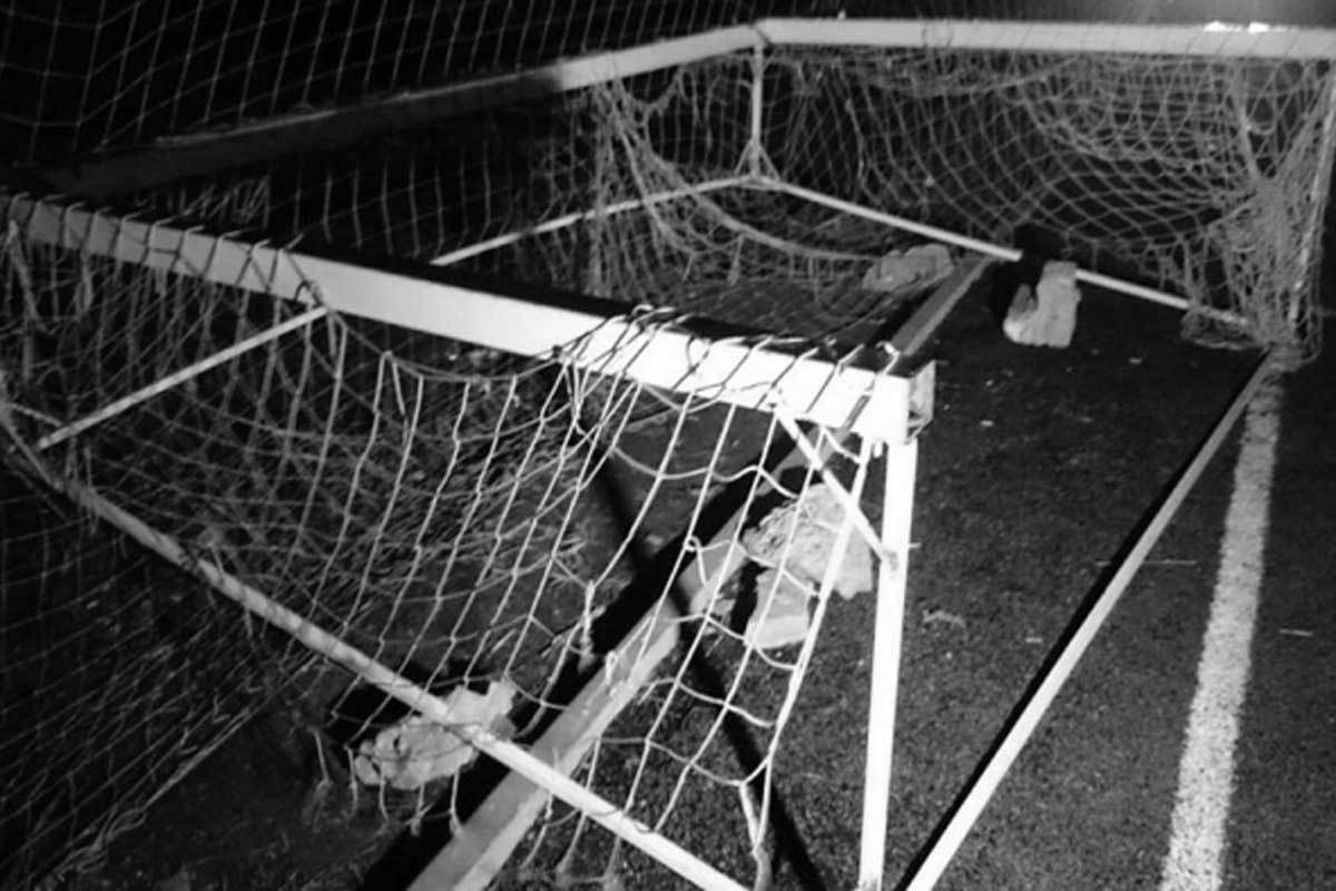 В Тверской области подростка придавило упавшими футбольными воротами