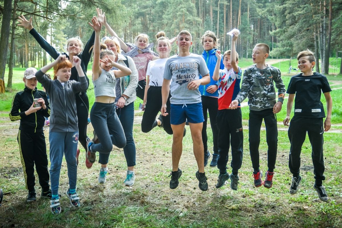 Школьники в лесу. Спортивные соревнования в лесу. Спортивное ориентирование Тверь. Лесные ученики.