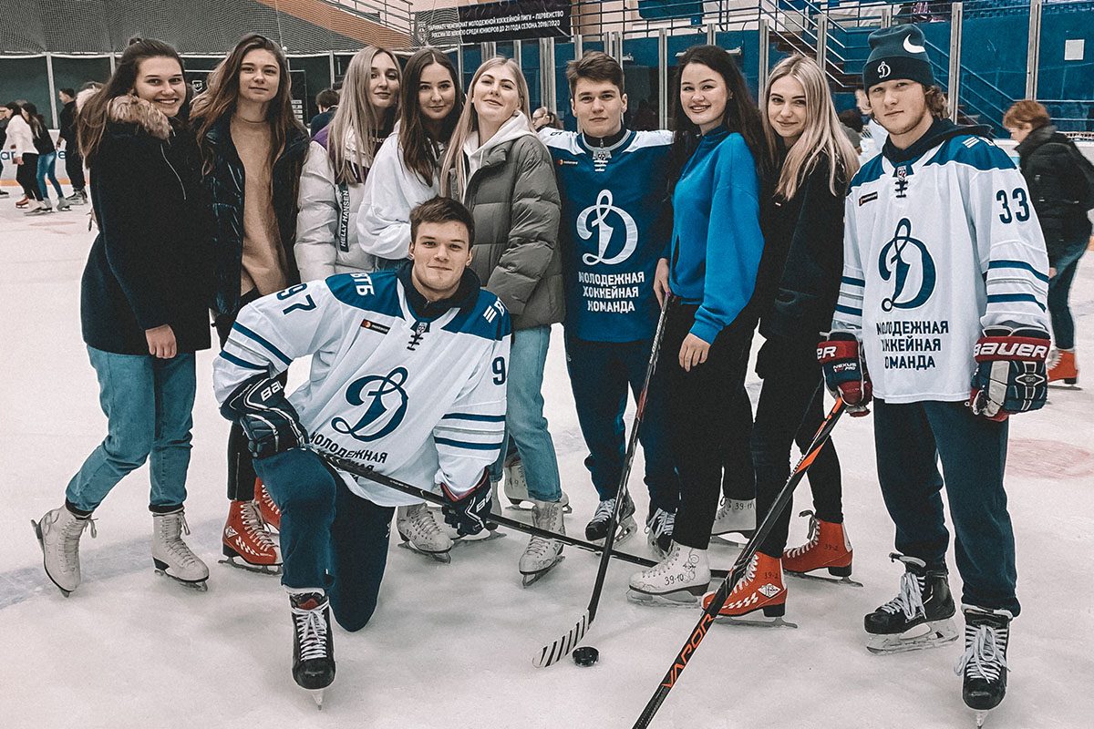 Динамовские хоккеисты пообщались с тверскими студентами на льду