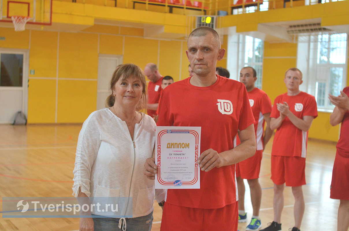 Со щитом и мячом: вагоностроители взяли реванш в баскетбольном турнире