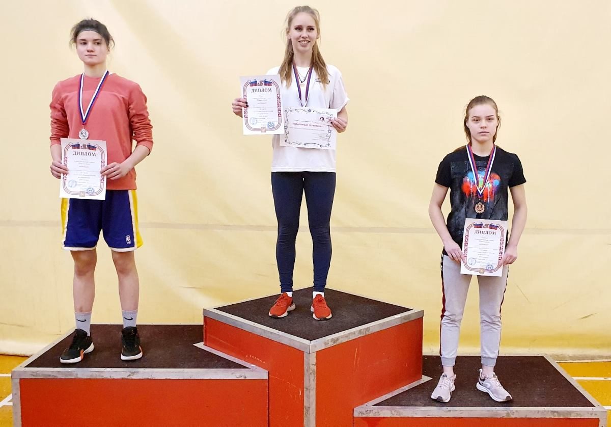 Сенсация от Арины: девушка-легковес стала призером чемпионата области по армрестлингу в супертяжелом весе