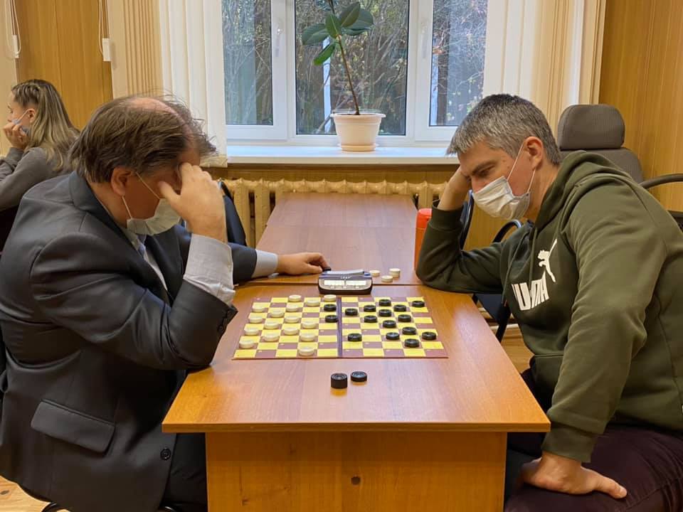 Шашки в масках: как кандидаты дали бой гроссмейстерам