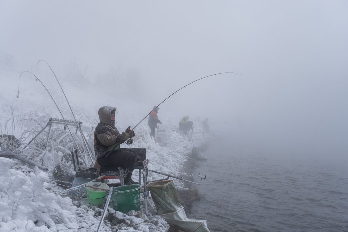 «Сумасшедшие» рыболовы не испугались морозов