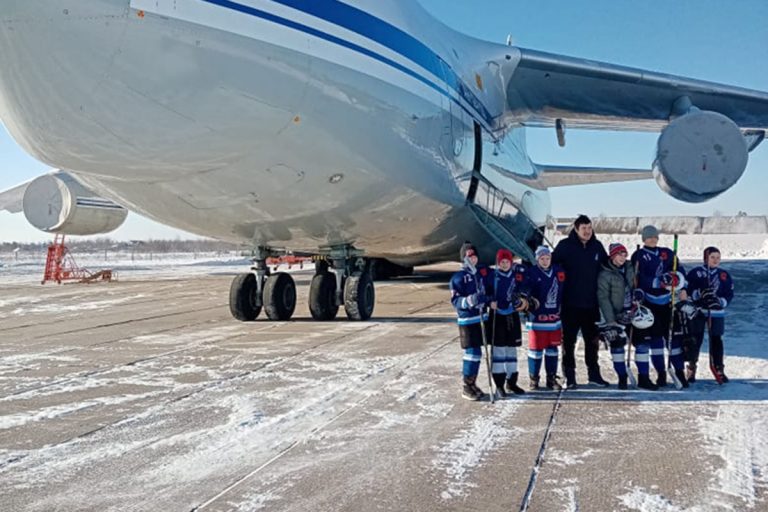 Впервые в мире: хоккеисты в Твери провели матч на борту самого большого самолета