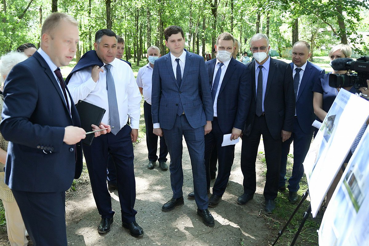 Место строительства бассейна в Бежецке осмотрел губернатор Игорь Руденя