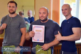 «Саша, давай!»: тверские вагоностроители померились силами в борьбе со штангой
