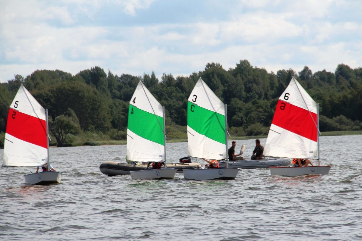 Оптимистический дебют: в Тверской области впервые прошла парусная регата на озере Вселуг