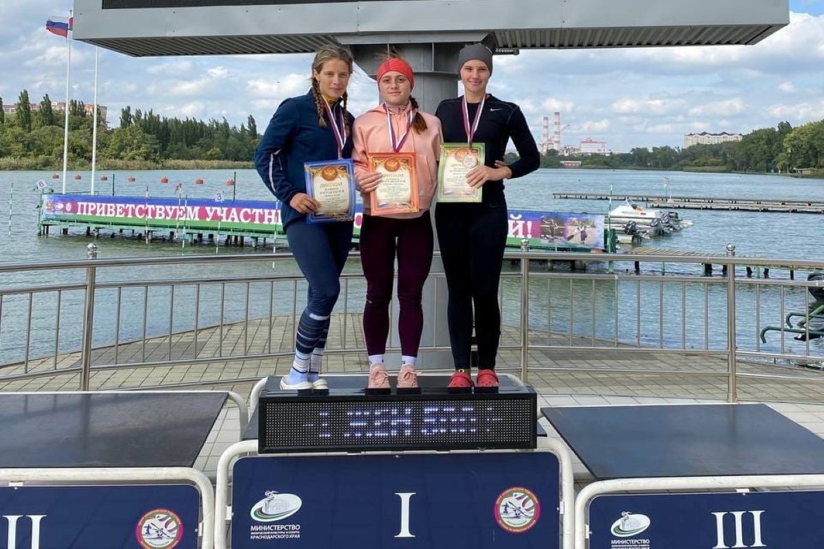 17-летняя тверская байдарочница выиграла гонку среди женщин в Краснодаре