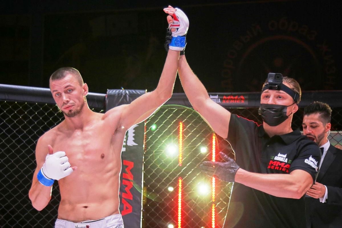 Боец из Тверской области нокаутировал соперника на профессиональном турнире ММА
