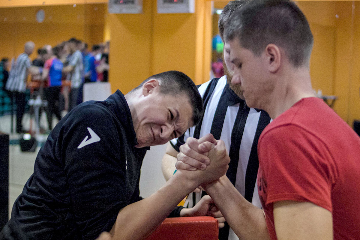 Молодые руки: в Твери впервые прошел турнир по армрестлингу среди юниоров