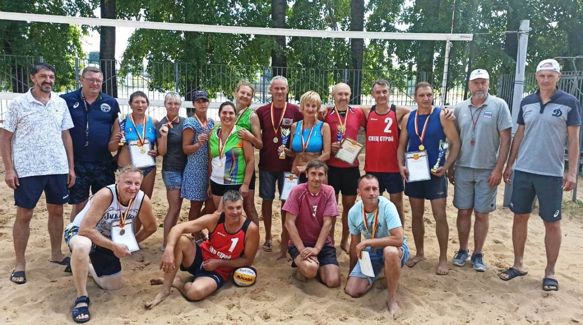 Золотой дубль Цветкова и триумф легенд ТТУ: итоги областных соревнований по пляжному волейболу