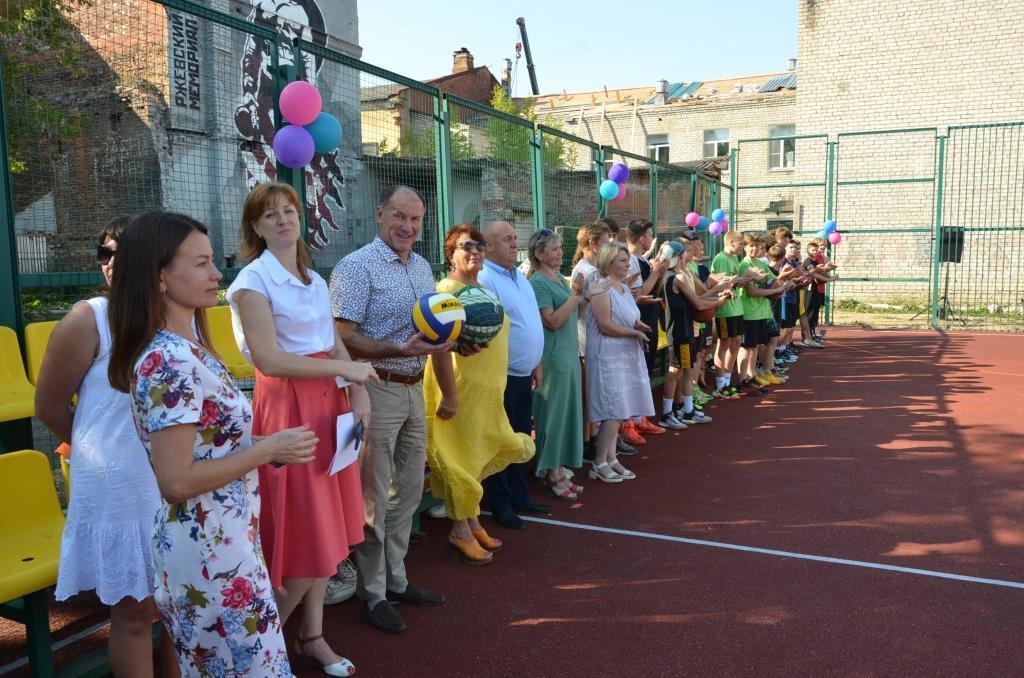 Скандал: новая спортплощадка в Тверской области не выдержала первый удар мяча