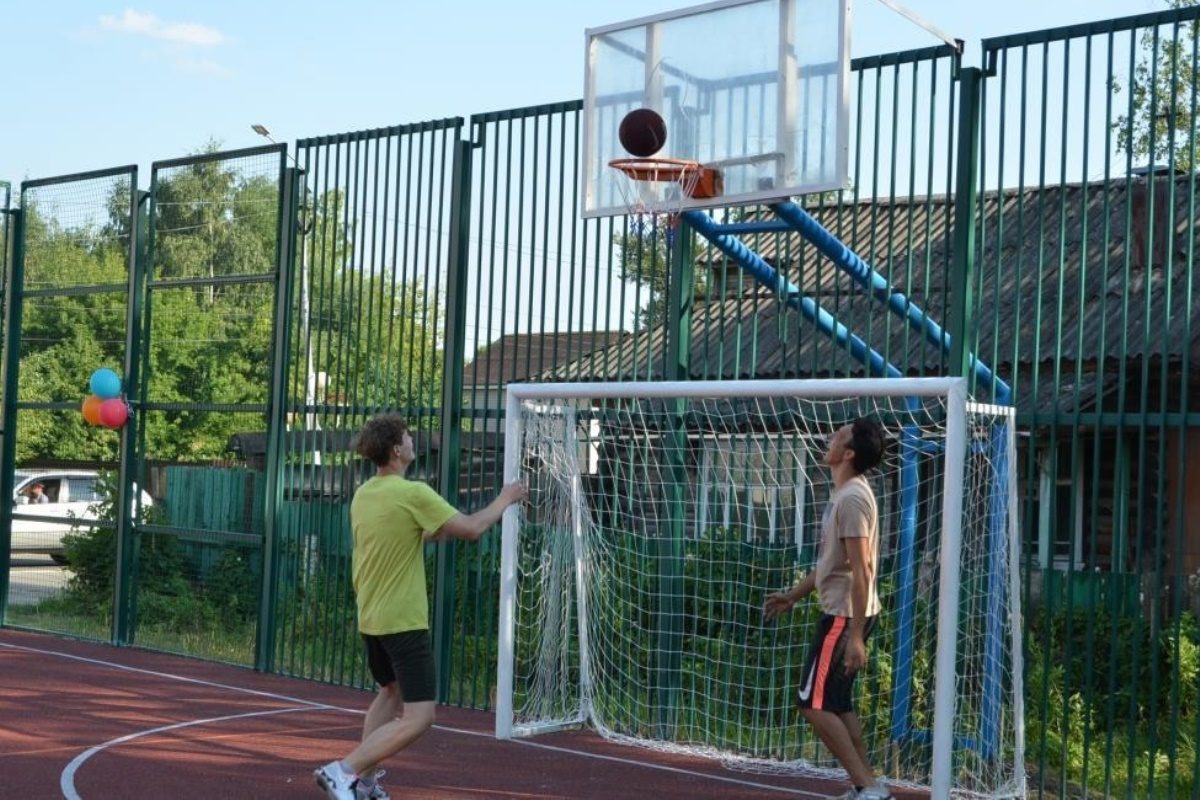Скандал: новая спортплощадка в Тверской области не выдержала первый удар мяча