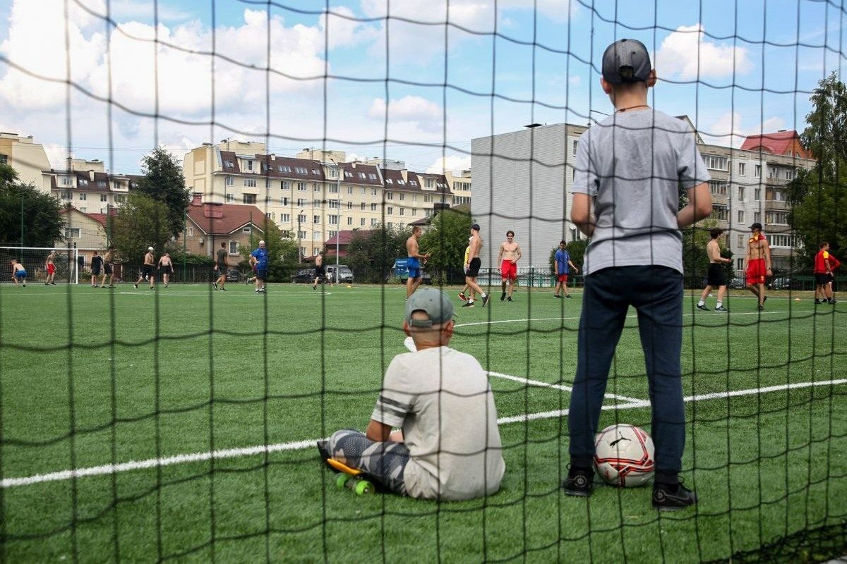 Развитие спорта 2023. Футбольное поле. Спортивный комплекс с футбольным полем. Фотосессия на футбольном поле. Дом с футбольным полем.