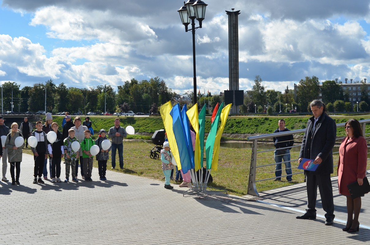 В Твери юные спортсмены отпустили в небо белые воздушные шары в память о жертвах терроризма