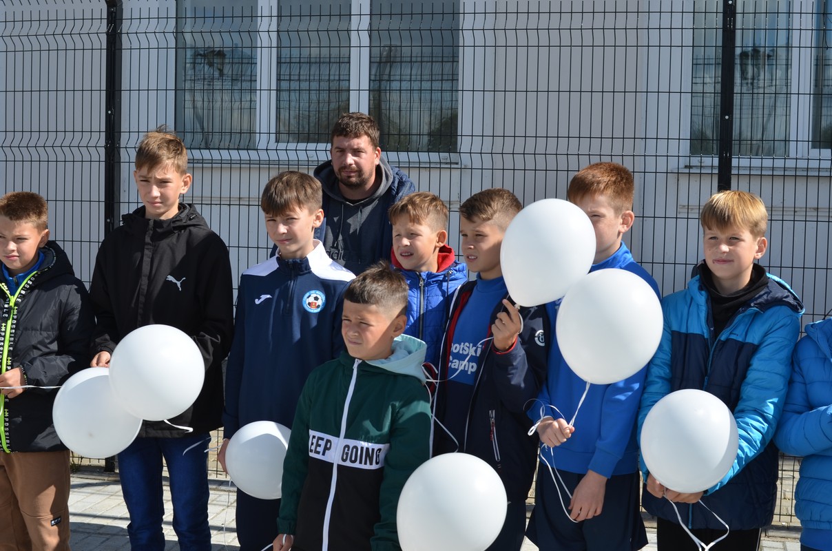 В Твери юные спортсмены отпустили в небо белые воздушные шары в память о жертвах терроризма
