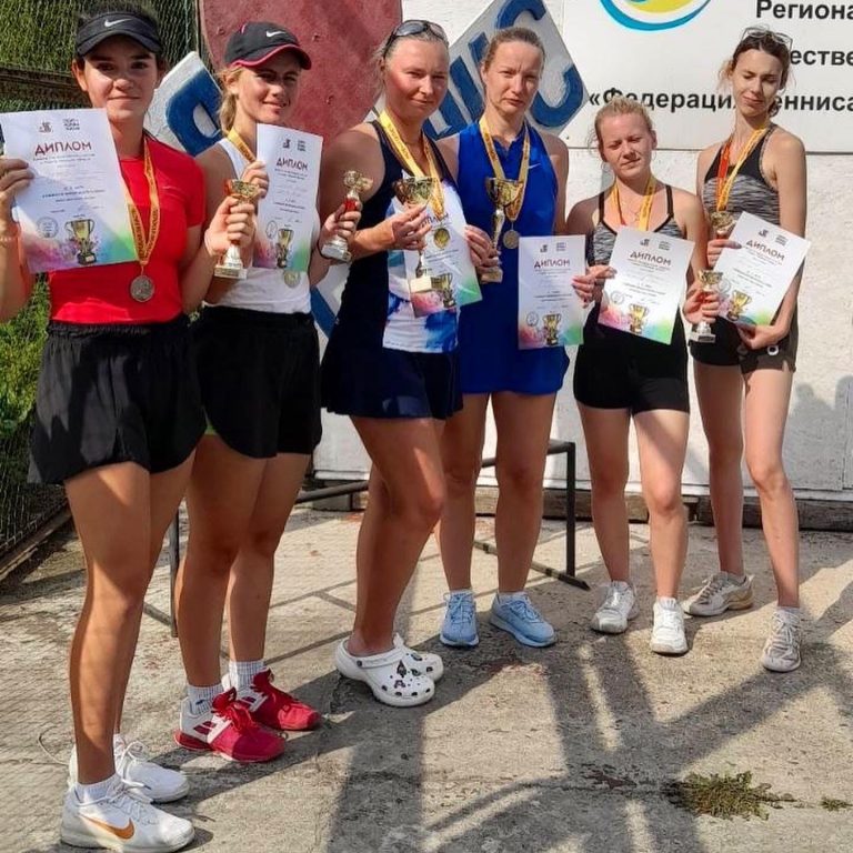 Победа фаворита у мужчин и 14-летней школьницы у женщин: названы лучшие теннисисты Тверской области