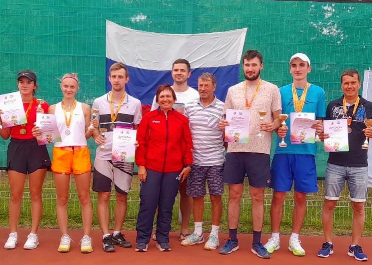 Победа фаворита у мужчин и 14-летней школьницы у женщин: названы лучшие теннисисты Тверской области