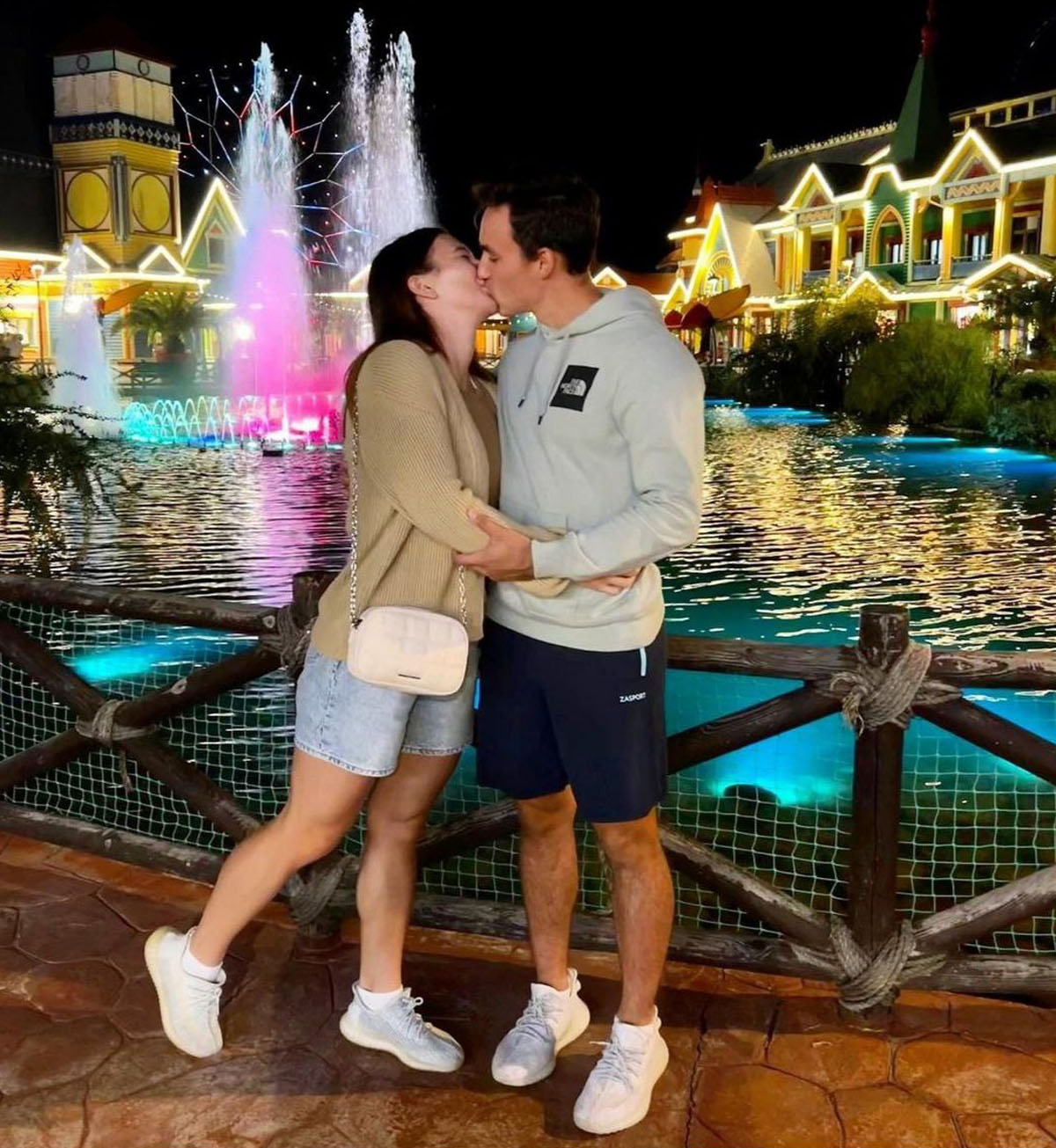 Наталья Непряева выложила в соцсети фото поцелуя с партнером по сборной России