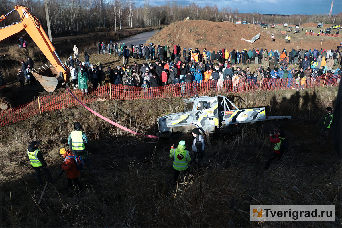 В Твери экипажи грузовиков и джипов сразились за титул «Царь горы»